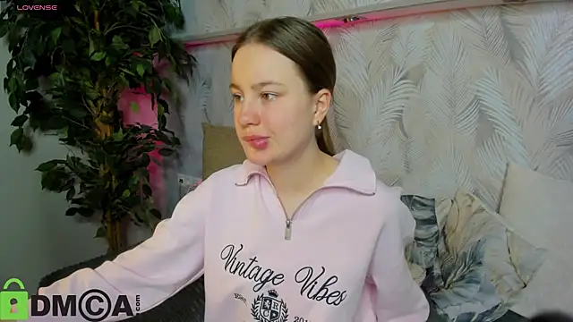 Candy Cansew online show from October 5, 2025, 1:04 am