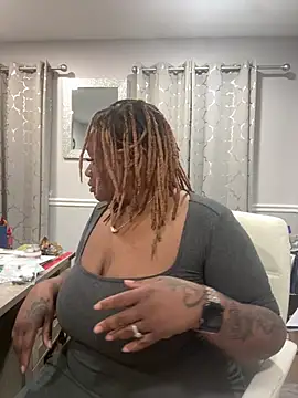 Snapshot of RoyalQueen2u chatting on April 6, 2026, 7:09 am RoyalQueen2u online show from April 6, 2026, 7:09 am