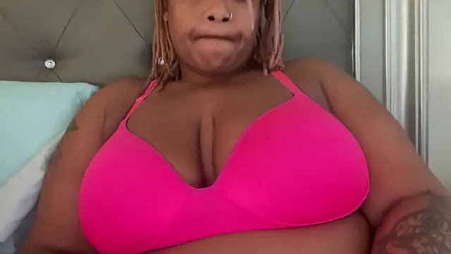 Snapshot of RoyalQueen2u chatting on April 8, 2026, 6:30 pm RoyalQueen2u online show from April 8, 2026, 6:30 pm