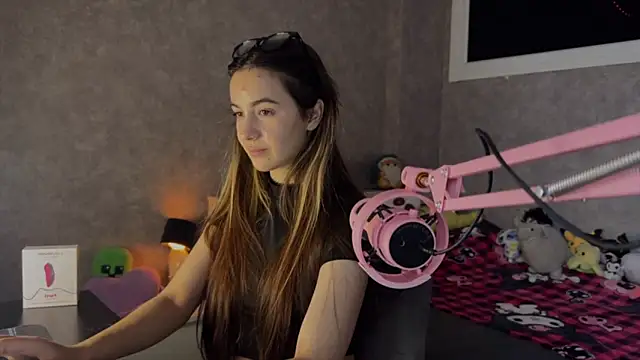 Snapshot of CupSizeGirl chatting on February 17, 2026, 8:33 am CupSizeGirl online show from February 17, 2026, 8:33 am