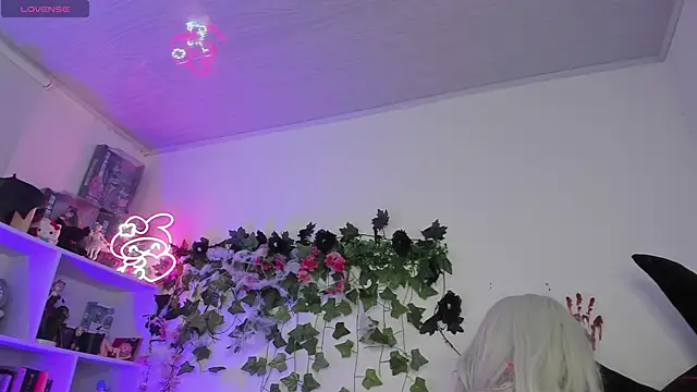 sarahminage  online show from November 14, 2025, 10:07 pm