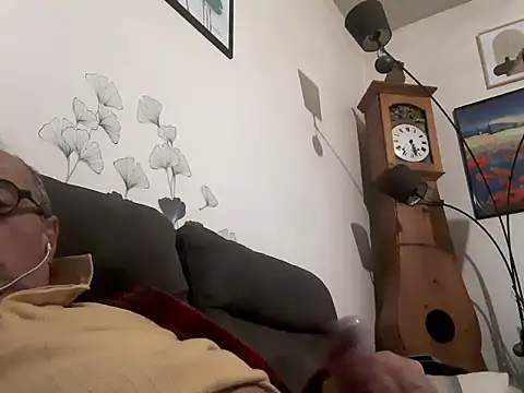 Snapshot of Vince072 chatting on September 16, 2025, 7:04 pm Vince072 online show from September 16, 2025, 7:04 pm