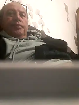 Snapshot of Vince072 chatting on October 1, 2025, 3:45 am Vince072 online show from October 1, 2025, 3:45 am