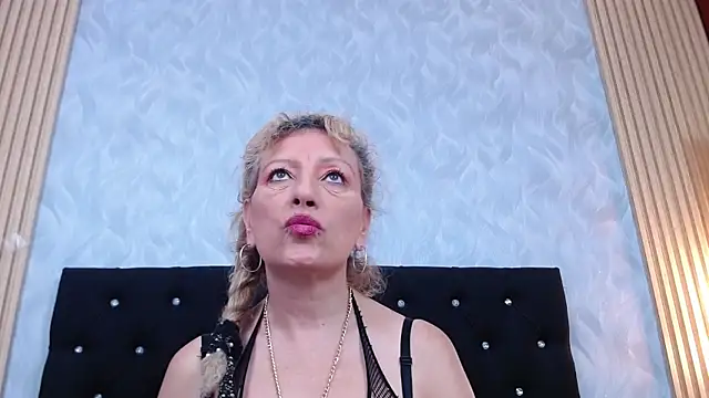 xandrinakarzon online show from February 17, 2026, 1:18 pm