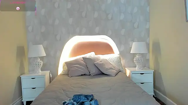 isabella milf  online show from October 29, 2025, 7:15 pm