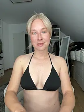Snapshot of celis_secret chatting on May 11, 2026, 5:24 am celis secret online show from May 11, 2026, 5:24 am