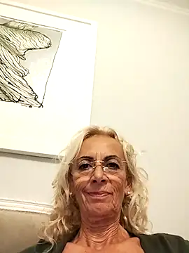 clarabell4 online show from September 19, 2025, 8:42 pm