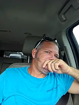 cubanitofeliz40 online show from October 28, 2025, 8:55 pm