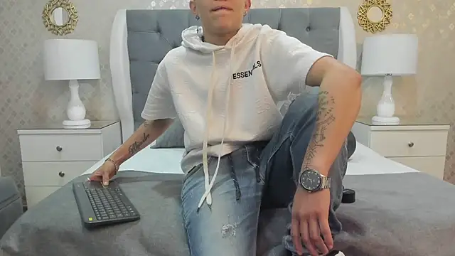 ZoeKrug online show from September 30, 2025, 11:48 am