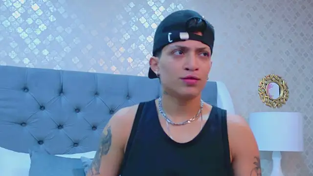 ZoeKrug online show from November 3, 2025, 11:55 am