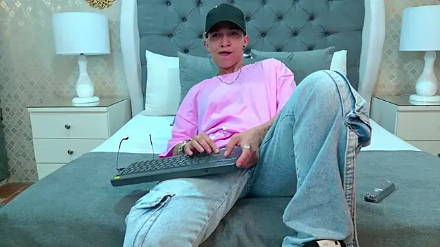 ZoeKrug online show from November 8, 2025, 11:43 am