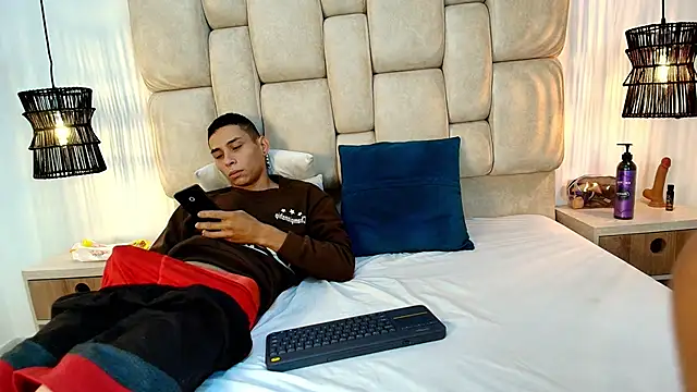 Snapshot of Zoelucas chatting on December 2, 2025, 11:48 am Zoelucas online show from December 2, 2025, 11:48 am