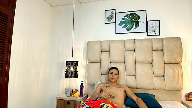 Snapshot of Zoelucas chatting on December 4, 2025, 12:03 pm Zoelucas online show from December 4, 2025, 12:03 pm