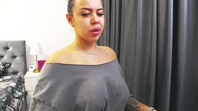 Casiana  online show from November 20, 2025, 7:24 pm