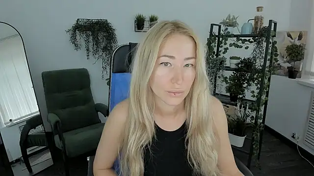 AstraMonroe online show from April 6, 2026, 4:21 am