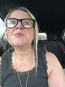 SuzieSub online show from April 8, 2026, 1:11 pm