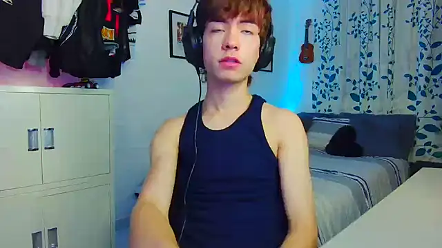 Snapshot of Tonerii chatting on September 10, 2025, 2:22 am Tonerii online show from September 10, 2025, 2:22 am