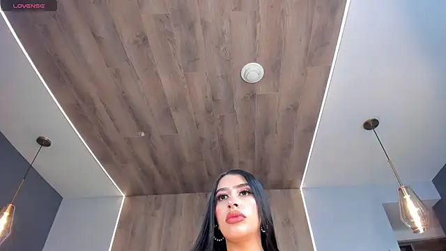 LeahLombardi  online show from November 27, 2025, 6:26 am