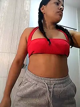 Snapshot of Eimy-04 chatting on February 18, 2026, 6:26 pm Eimy-04 online show from February 18, 2026, 6:26 pm