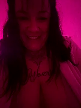 valen1891 online show from November 17, 2025, 4:40 am