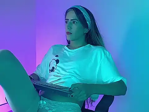 everly monroe online show from October 17, 2025, 5:37 pm