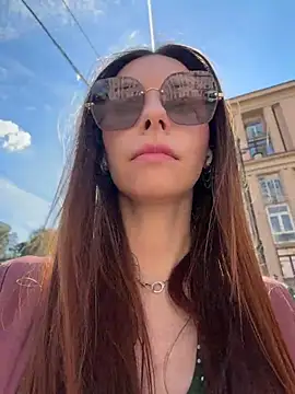 Amelie Crosby online show from June 5, 2026, 1:28 pm