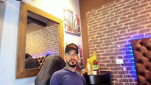 VinzenzRizzo online show from October 28, 2025, 3:32 am