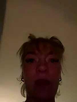 Snapshot of maj0lie chatting on October 4, 2025, 7:56 pm maj0lie online show from October 4, 2025, 7:56 pm