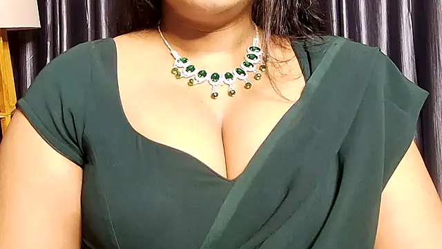 Webrowncouple online show from November 12, 2025, 4:18 pm