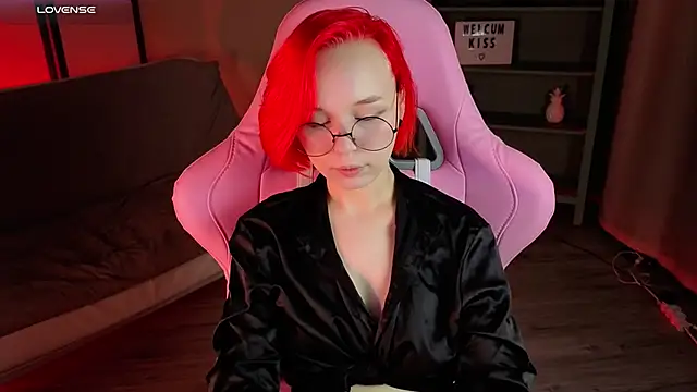 NaomiYoru online show from September 9, 2025, 8:41 pm