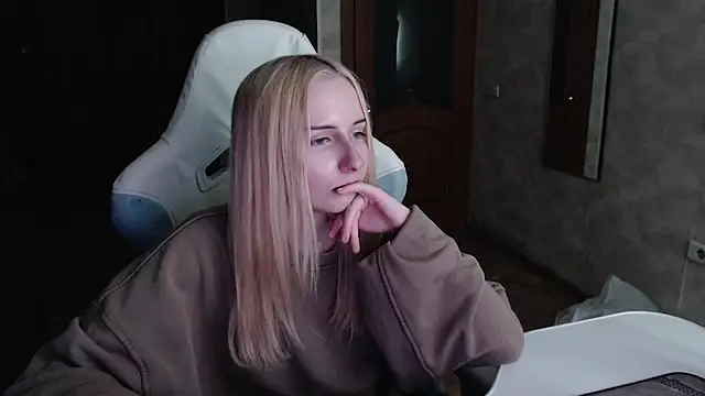 Cutti Crystal online show from April 12, 2026, 4:12 pm