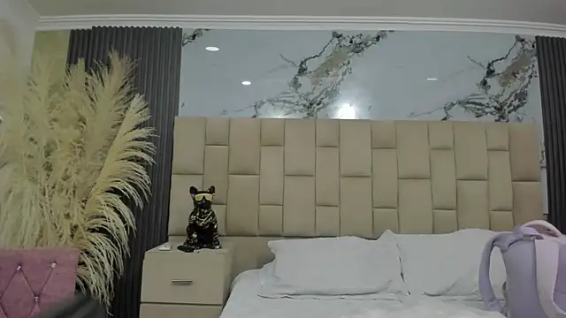 cloesummerr  online show from February 17, 2026, 12:23 pm