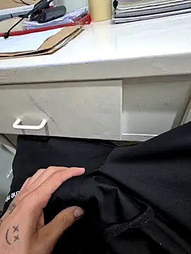 Snapshot of Saraiva2002 chatting on December 19, 2025, 2:24 pm Saraiva2002 online show from December 19, 2025, 2:24 pm