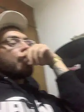 Snapshot of malek_xarx_ chatting on February 15, 2026, 2:19 am malek xarx online show from February 15, 2026, 2:19 am