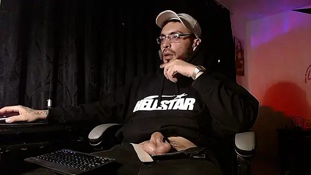 Snapshot of malek_xarx_ chatting on February 15, 2026, 7:51 am malek xarx online show from February 15, 2026, 7:51 am