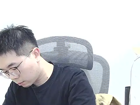 Snapshot of Adzard65 chatting on October 29, 2025, 3:25 pm Adzard65 online show from October 29, 2025, 3:25 pm