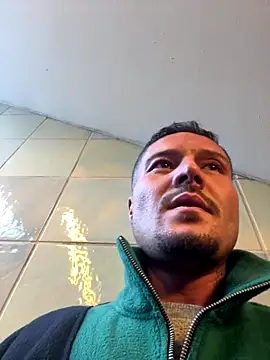 Snapshot of OfferedTearing chatting on September 23, 2025, 5:32 am OfferedTearing online show from September 23, 2025, 5:32 am