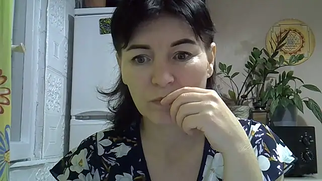 Krystal 82 online show from November 14, 2025, 4:28 pm