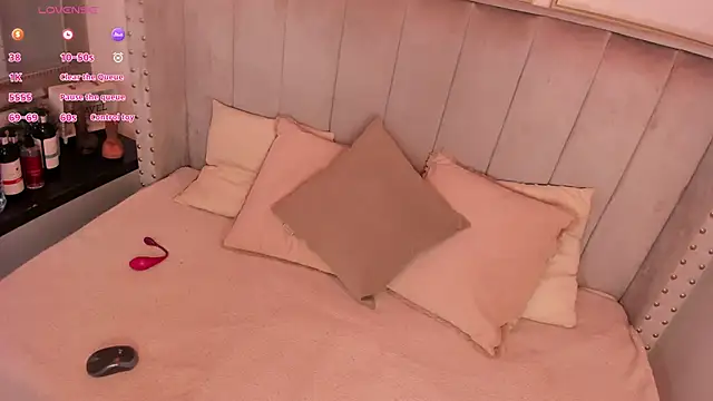 Seshat Hitt online show from December 2, 2025, 4:51 am