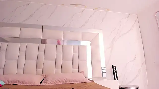 Maia Park online show from December 21, 2025, 1:51 pm