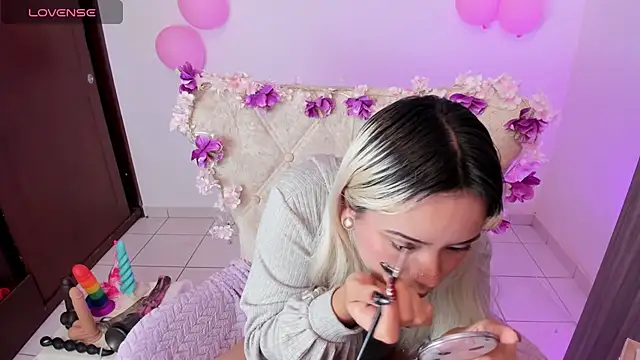 Nataliahenao69 online show from November 4, 2025, 3:11 pm