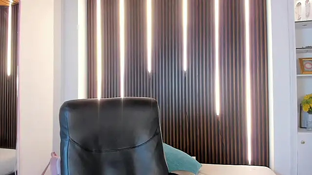 AidaJones online show from October 29, 2025, 1:24 pm