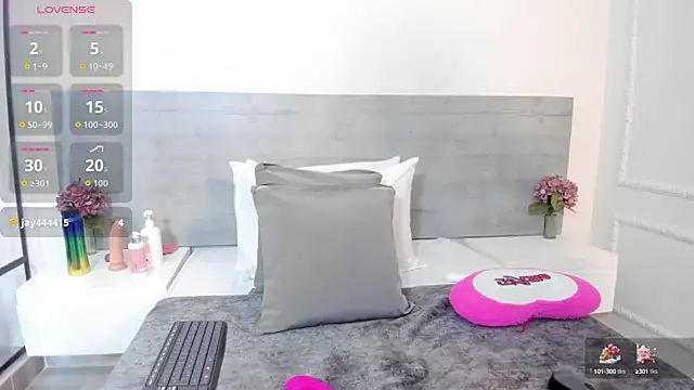 sunnyWhitee online show from September 24, 2025, 7:17 pm