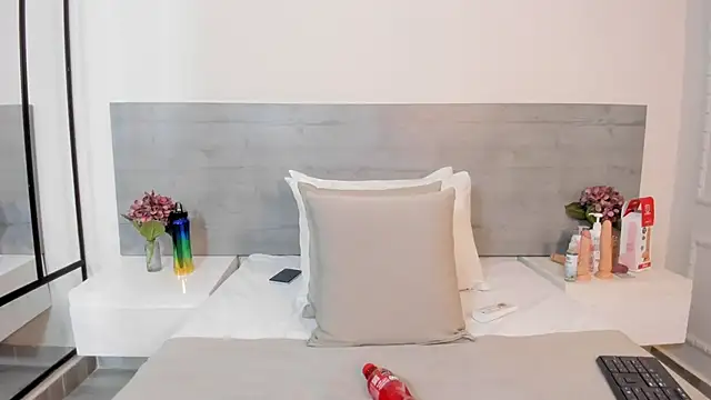 sunnyWhitee online show from October 15, 2025, 7:14 pm