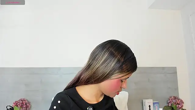 sunnyWhitee online show from April 15, 2026, 7:21 pm