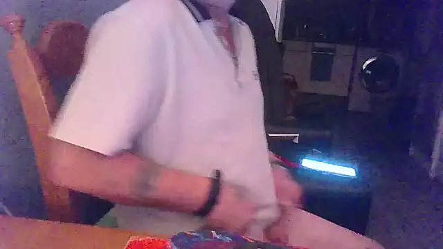 Snapshot of hefin18 chatting on January 18, 2025, 9:24 pm hefin18 online show from January 18, 2025, 9:24 pm