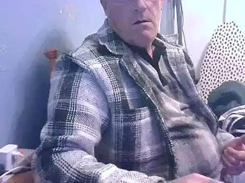 Snapshot of hefin18 chatting on February 12, 2025, 5:37 pm hefin18 online show from February 12, 2025, 5:37 pm