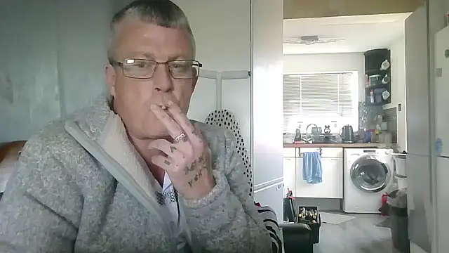 Snapshot of hefin18 chatting on March 4, 2025, 2:42 pm hefin18 online show from March 4, 2025, 2:42 pm