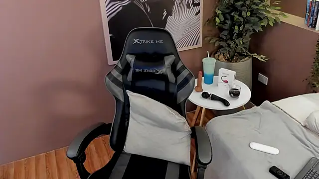 Skyyle  online show from February 18, 2026, 12:56 pm