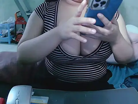 Snapshot of Lily3322 chatting on March 19, 2026, 6:01 pm Lily3322 online show from March 19, 2026, 6:01 pm